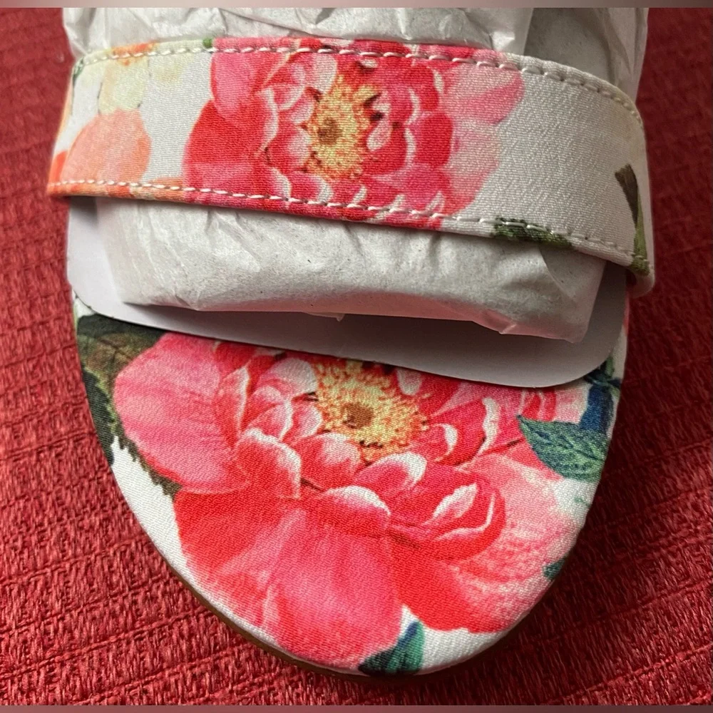 NWT.. NINE WEST FLORAL WRAP SANDALS - Picture 5 of 16